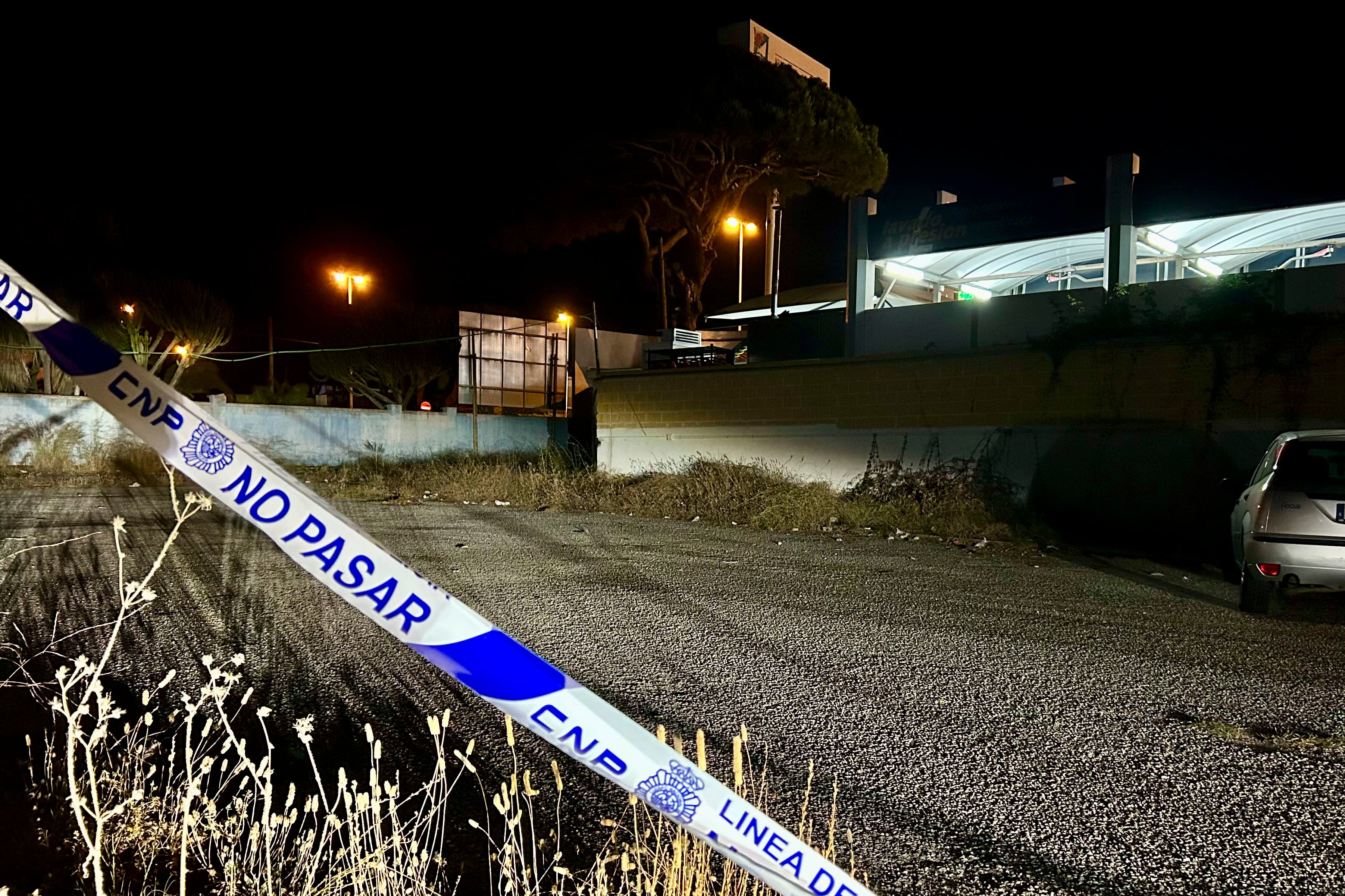 MARBELLA (MÁLAGA), 07/06/2025.- Una mujer ha sido asesinada en Marbella (Málaga) presuntamente a manos de su pareja y agentes de la Policía Nacional ya han detenido este sábado al supuesto autor. La Policía Nacional se ha hecho cargo de las investigaciones tras confirmarse el hallazgo del cadáver de una mujer, de 53 años, con signos de violencia, según han confirmado a EFE fuentes policiales. EFE/ Esther Gómez
