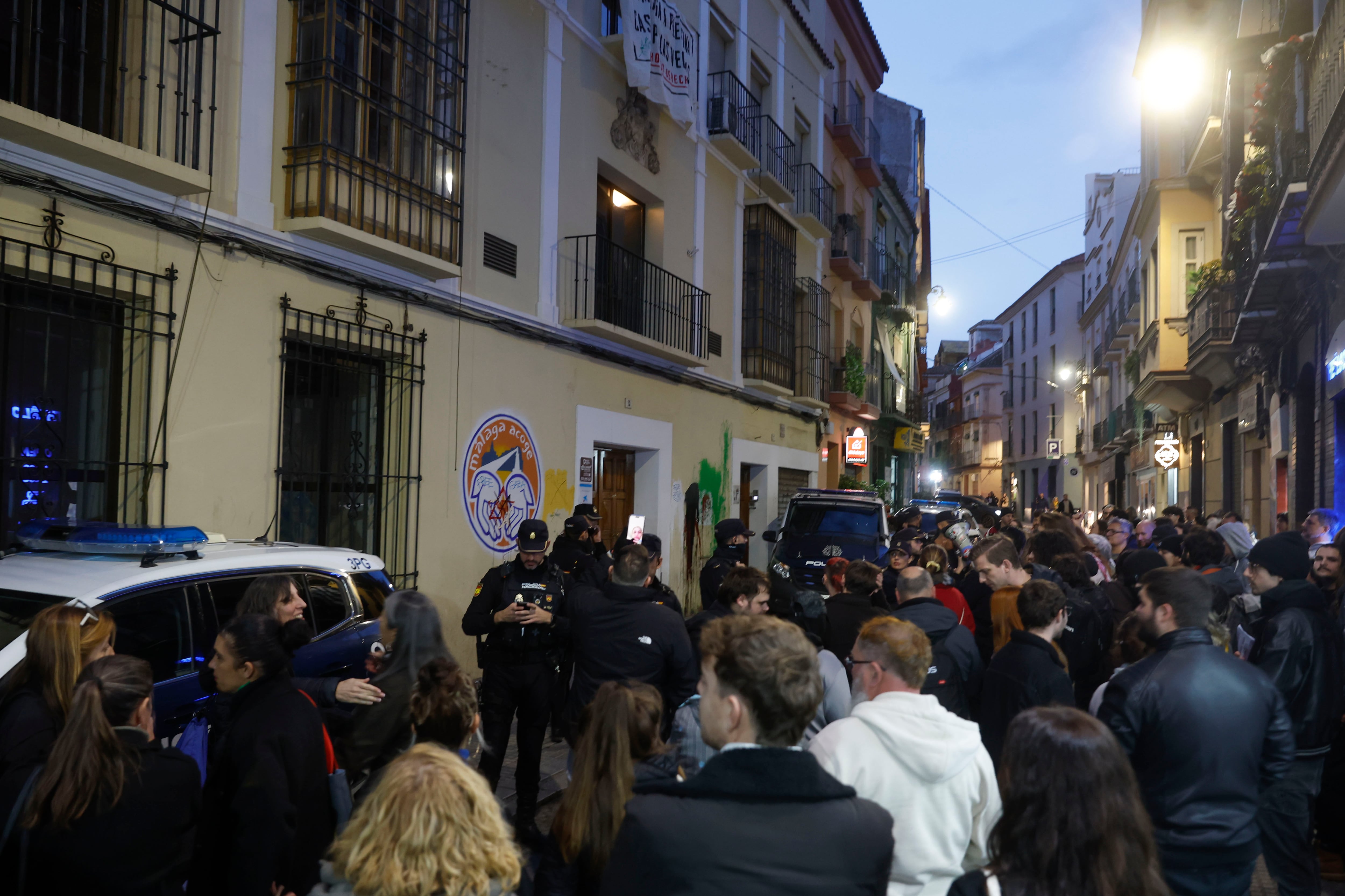MÁLAGA, 16/01/2026.- Un grupo de personas del colectivo 'Un Techo por Derecho' ha ocupado este viernes un edificio del centro de Málaga que, según asegura, al parecer la Junta de Andalucía vendió a un fondo de inversión israelí, como acción reivindicativa ante una situación de "emergencia habitacional". EFE/ Jorge Zapata