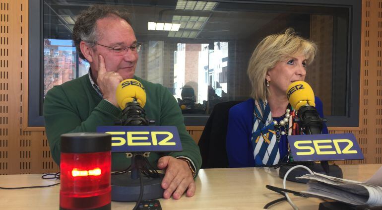 Antonio Otero, presidente del Colegio de Médicos de Valladolid, y Verónica Casado, médico de familia, durante la entrevista