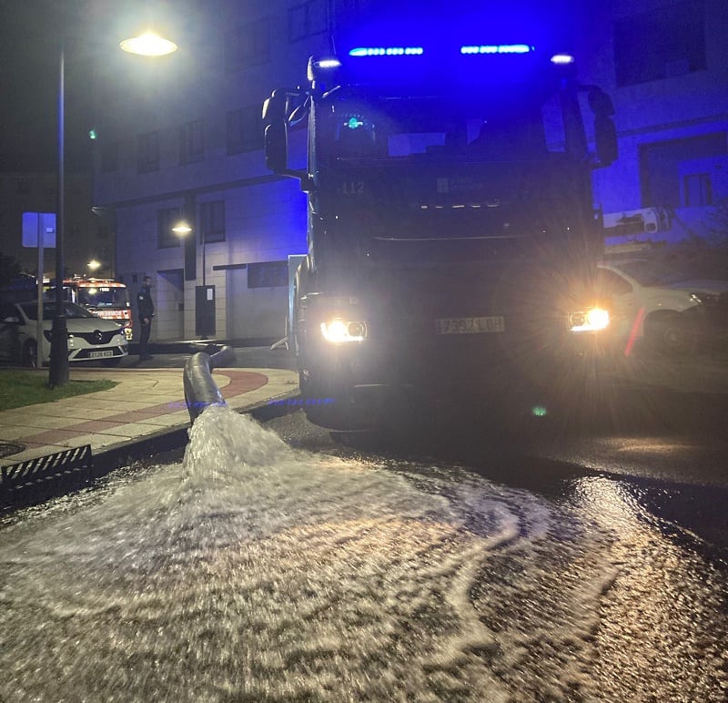 Las bombas achicaron el agua del bajo. Foto: Concello de Narón