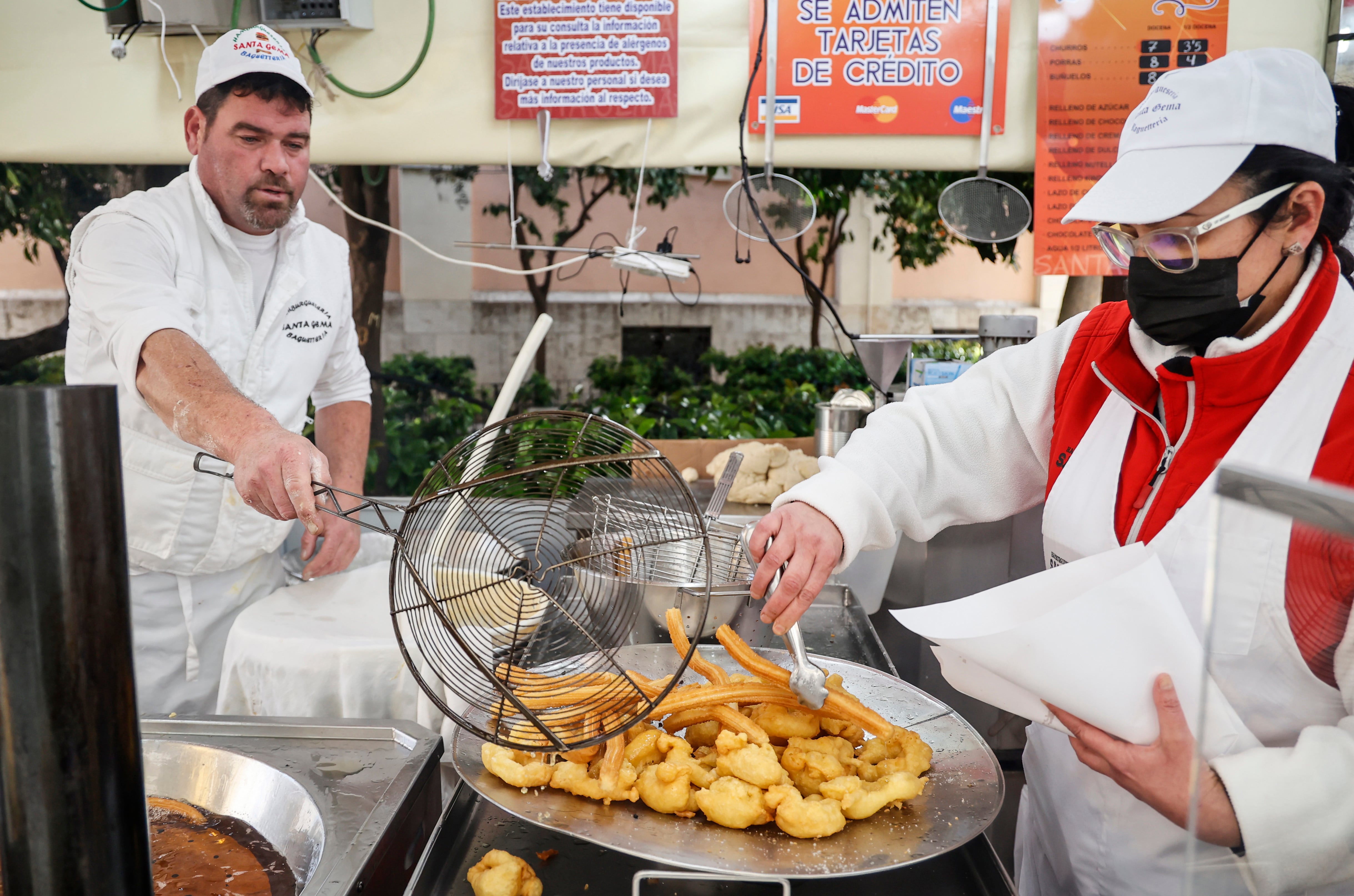 Puesto de churros y buñuelos en las Fallas de València