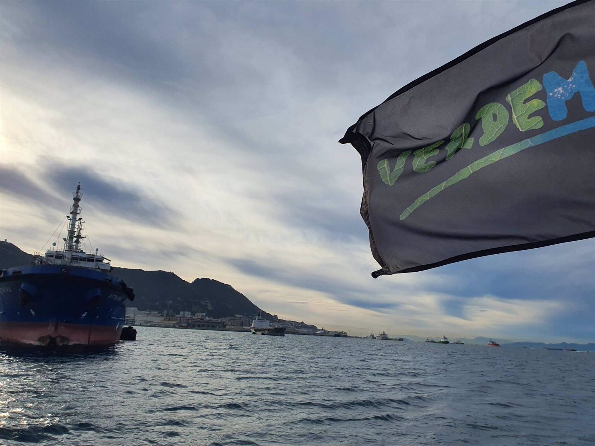 Un petrolero en el Estrecho visto desde una embarcación de Verdemar