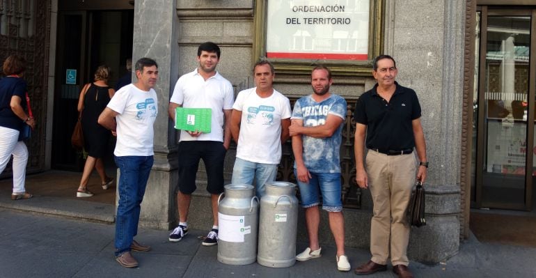 Los ganaderos presentando las firmas ante la Consejería de Medio Ambiente