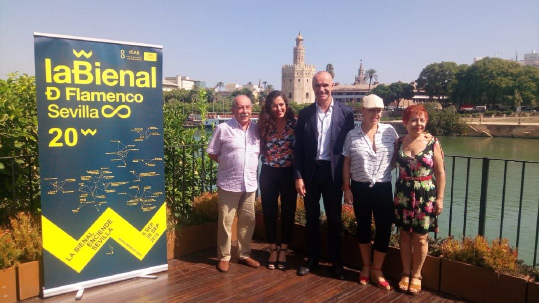 De izquierda a derecha, Antonio Zoido, director de la Bienal de Flamenco; la cantante Silvia Pérez Cruz, el delegado municipal de Cultura, Antonio Muñoz; la bailaora malagueña Rocío Molina y Lola Cruz