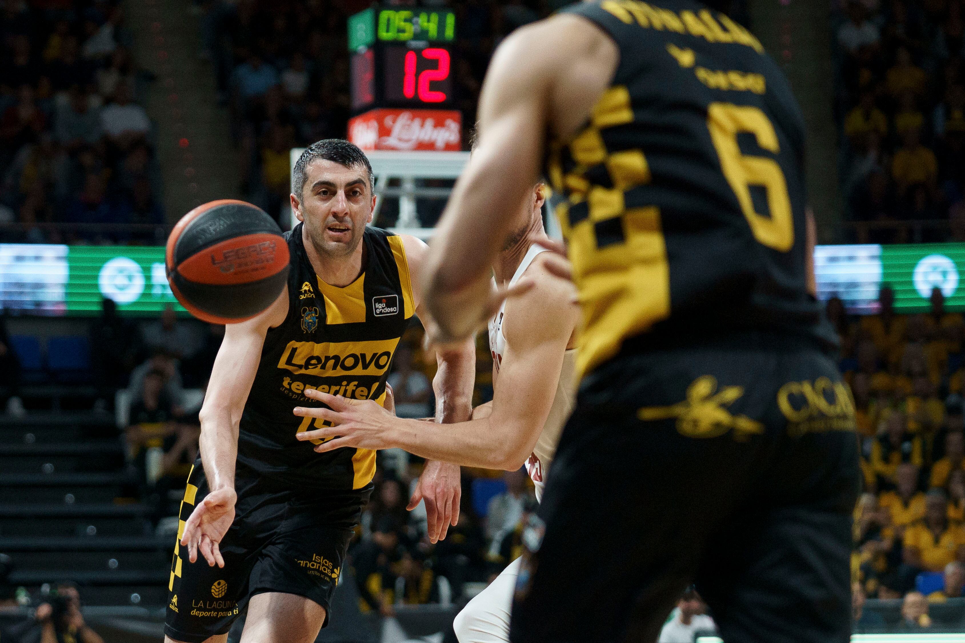GRAF4501. LA LAGUNA (TENERIFE), 07/04/2024.- El pívot del Lenovo Tenerife, Gio Shermadini da un pase durante el partido de baloncesto la Liga Endesa celebrado este domingo en el pabellón Santiago Martín de La Laguna (Tenerife) frente al Basquet Girona. EFE/Ramón de la Rocha