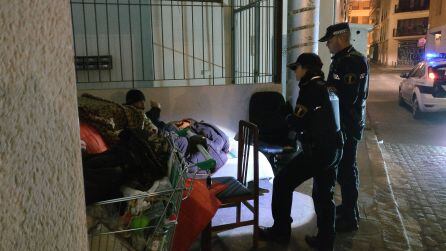 Los agentes prestando ayuda