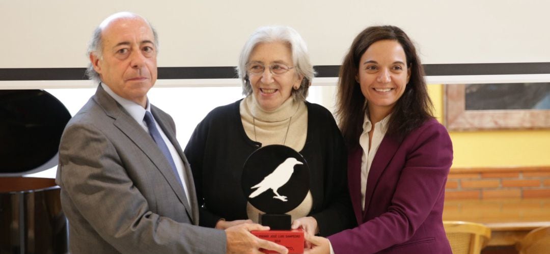 La premiada, Clara Janés, junto con la alcaldesa de Getafe, Sara Hernández, y el rector de la Universidad Carlos III de Madrid, Juan Romo.