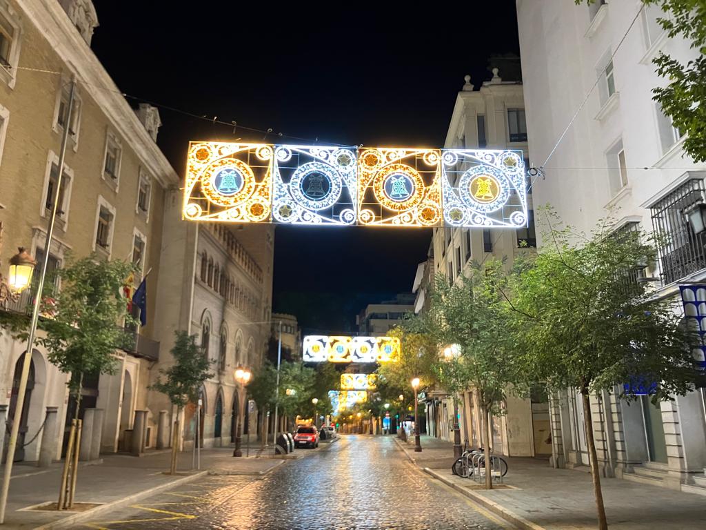 Prueba de alumbrado navideño en la calle Laraña