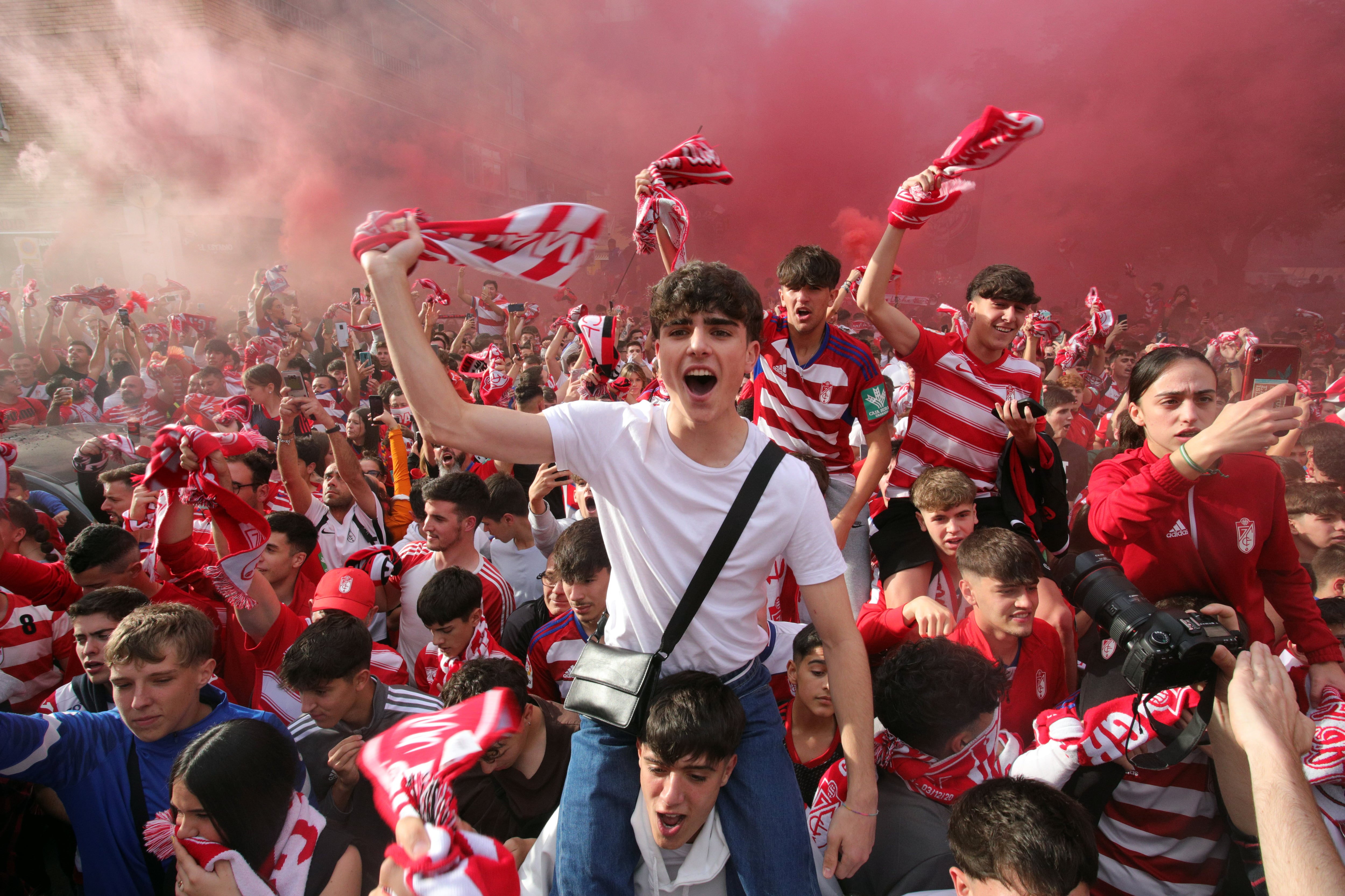 Aficionados del Granada alientan a su equipo en la previa del ascenso.