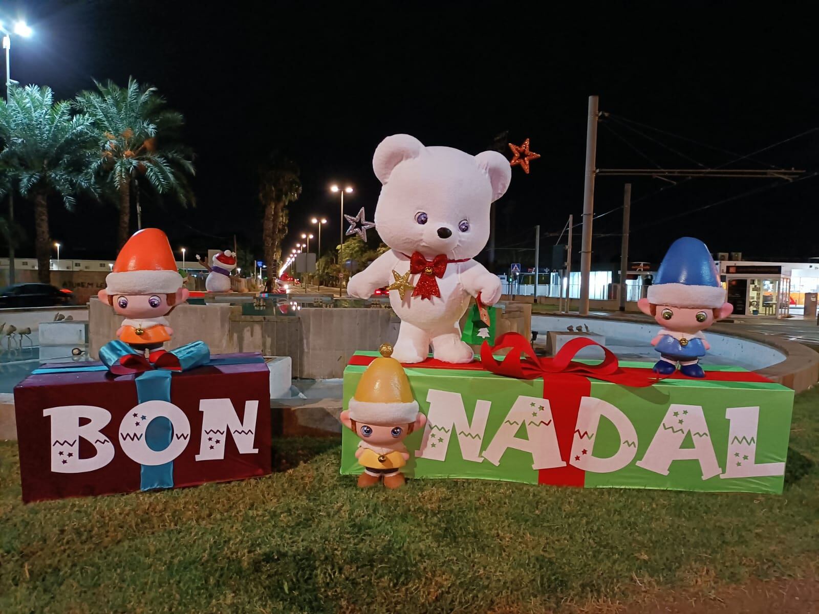 Decoración navideña situada en la calle Alicante antes de los actos vandálicos