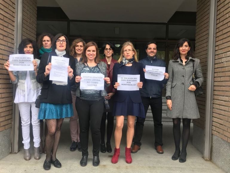 Una representación de los colectivos, a las puertas del Juzgado en Ponferrada