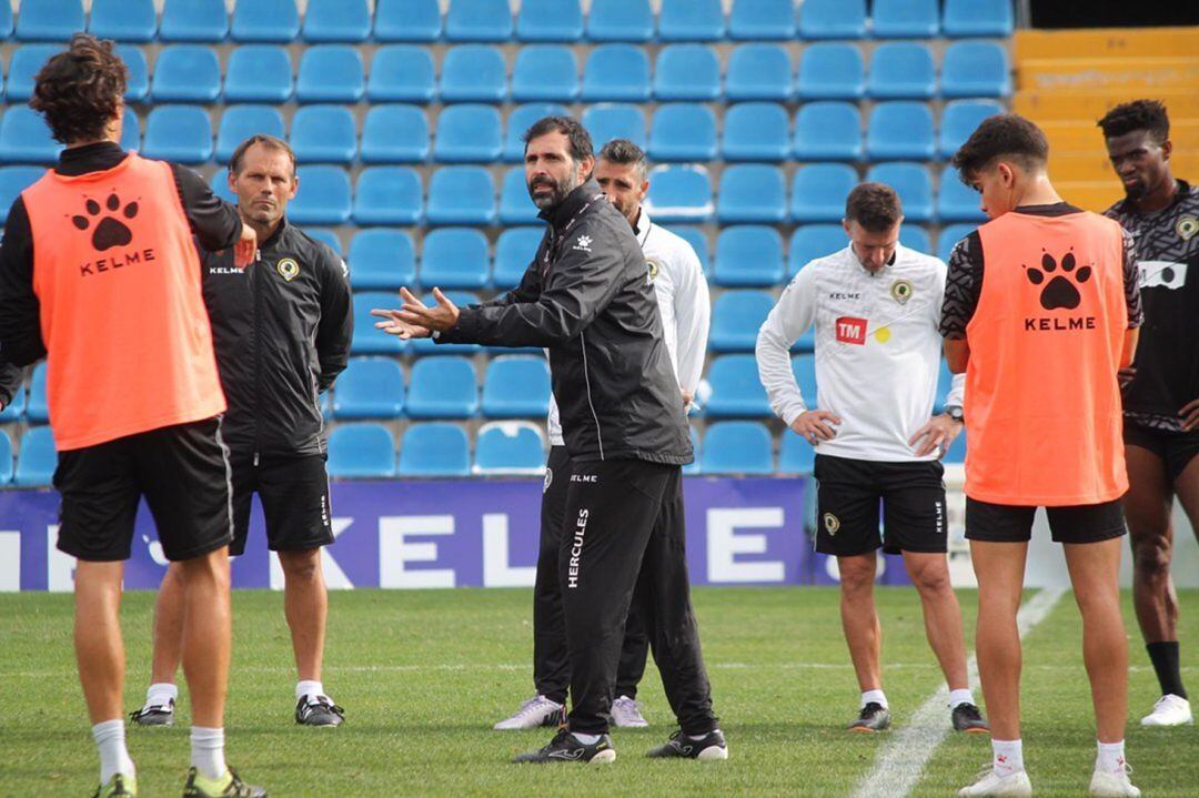 Los jugadores escuchan a Jesús Muñoz