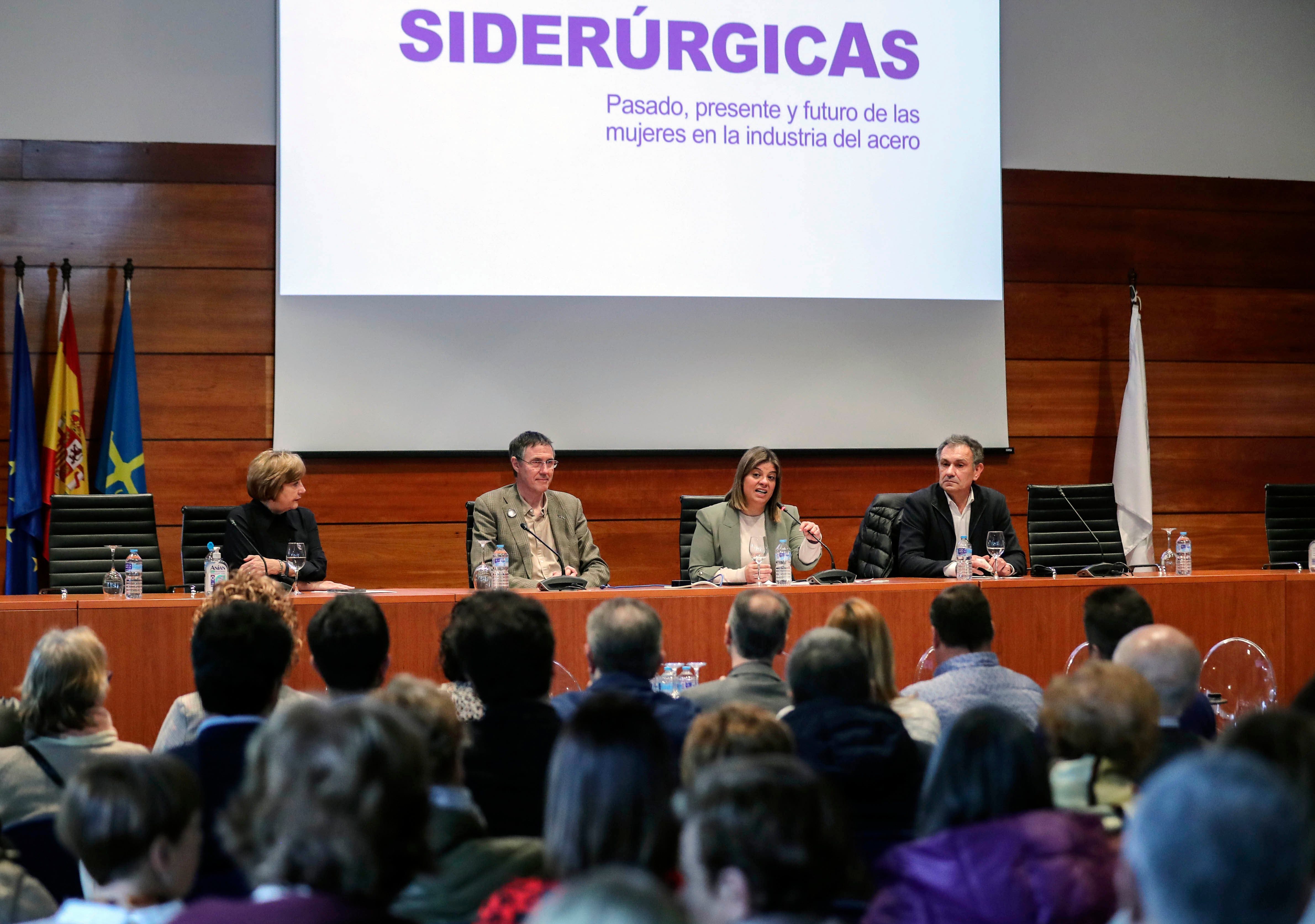 LA GRANDA-GOZÓN (ASTURIAS), 07/03/2024.- El consejero delegado de ArcelorMittal en Asturias, Philippe Meyran (2i), la vicepresidenta del Principado, Gimena Llamedo (3i), la alcaldesa de Avilés, Mariví Monteserín (i) y el alcalde de Gozón, Jorge Suárez (d), durante el acto de inauguración este jueves de la jornada &#039;Siderúrgicas. Pasado, presente y futuro de las mujeres en la industria del acero&#039;. EFE/ J.L.Cereijido
