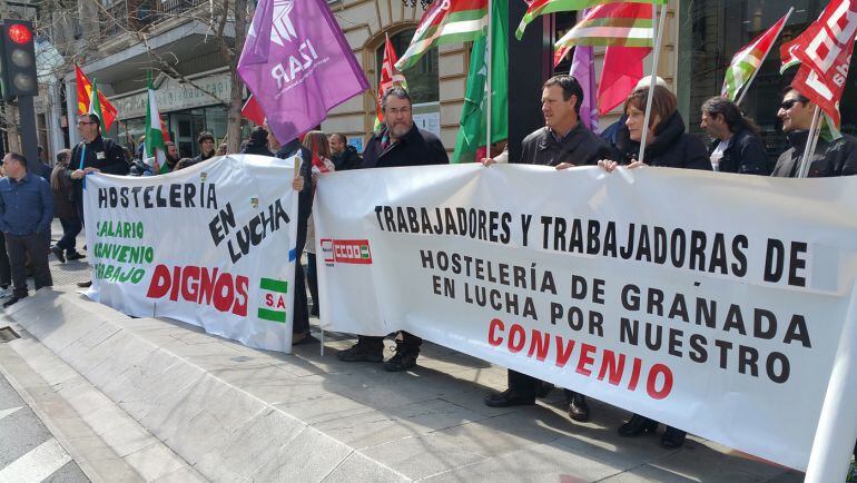 Concentración anterior de los sindicatos reclamando la ultraactividad del convenio.