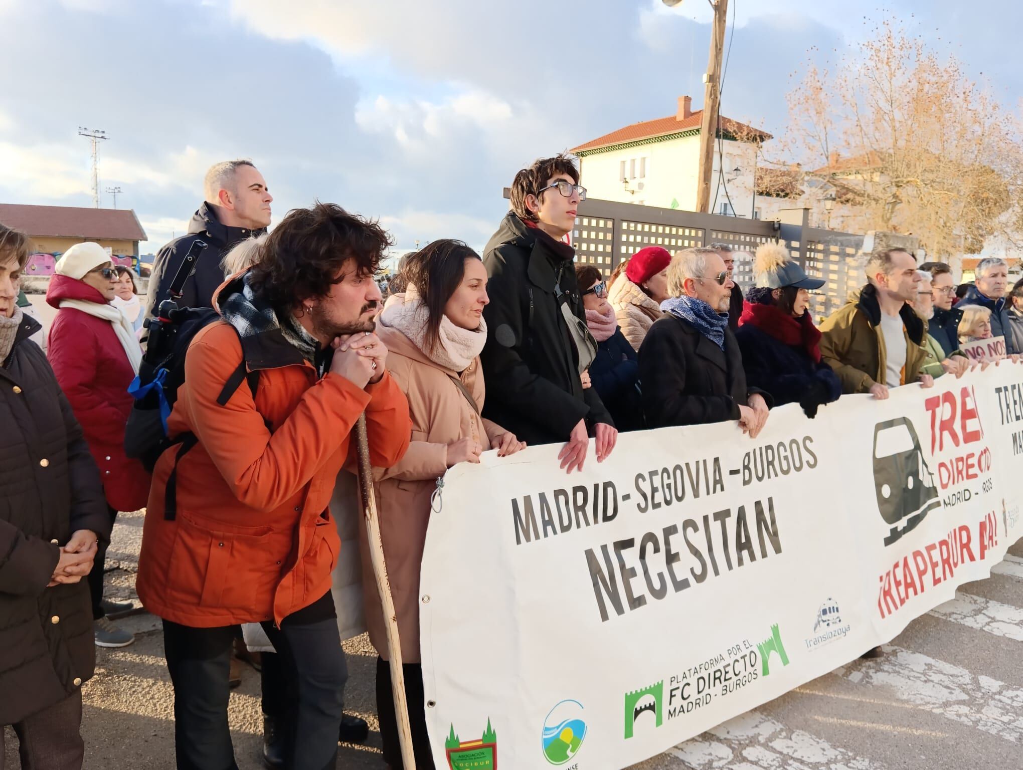 Movilización por el Tren Directo en Aranda con Carlo Cuñado tras su caminata por las vías del tren desde Somosierra hasta la estación arandina de El Montecillo