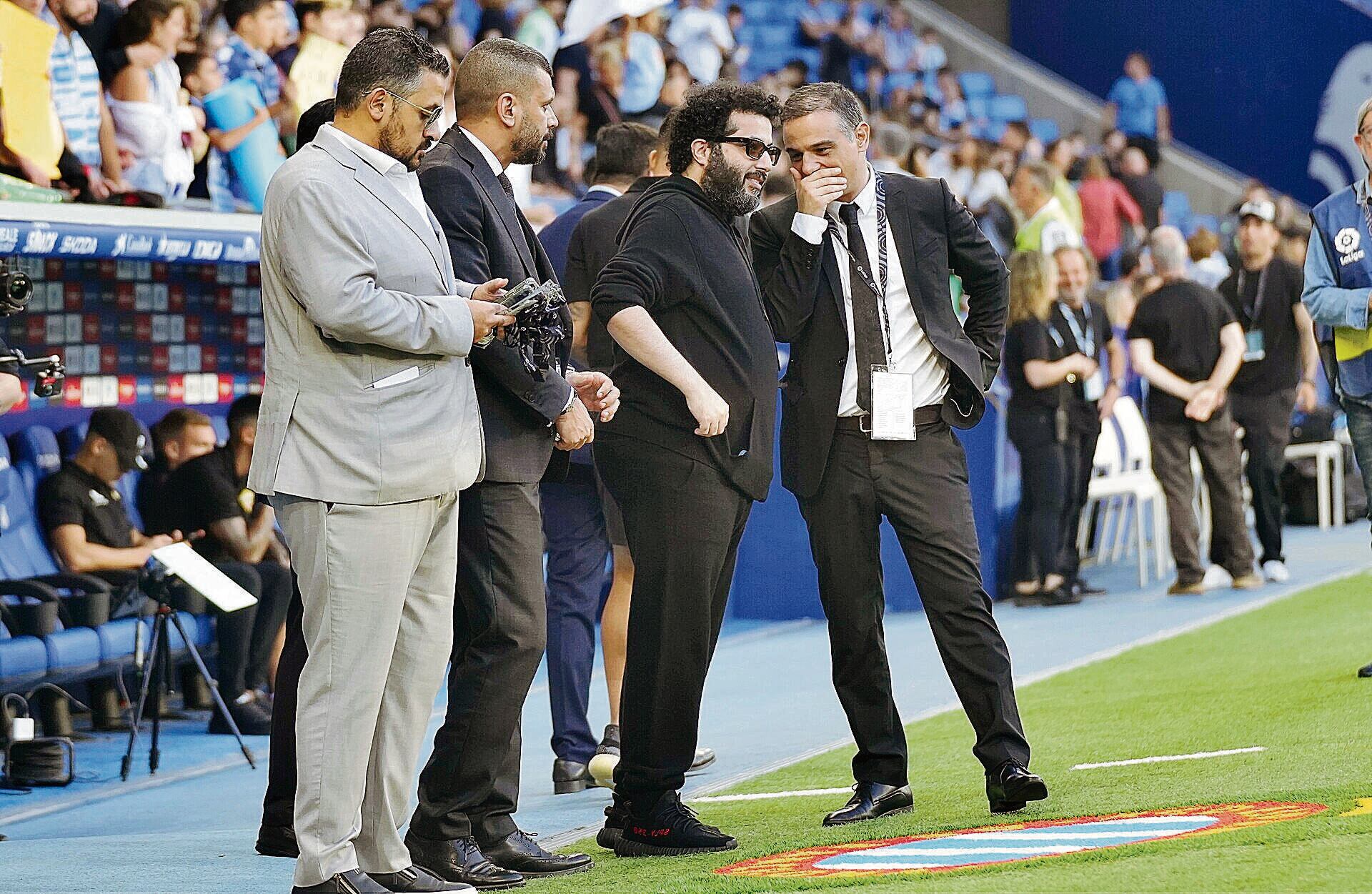 El presidente del Almería escucha atentamente a Joao Gonçalves en la banda del RCDE Stadium.