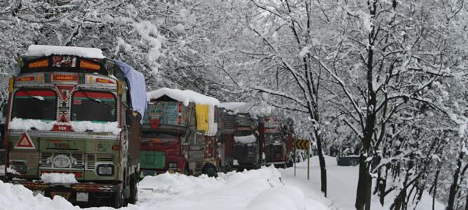 Una caravana de camiones circula con dificultad por Qazigund, a unos 65 kms de Srinagar, la capital de verano de la región india de Cachemira