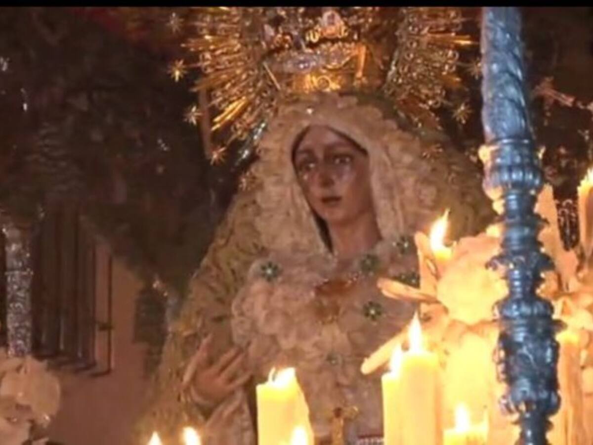 La Virgen de la Macarena por la calle Feria