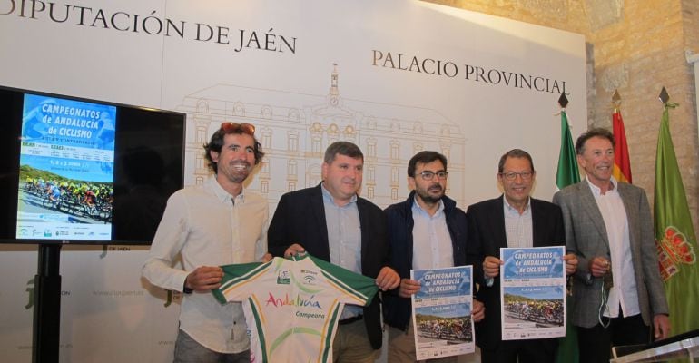 Representantes políticos y deportivos que participan en la organización del Campeonato de Andalucía de Ciclismo.