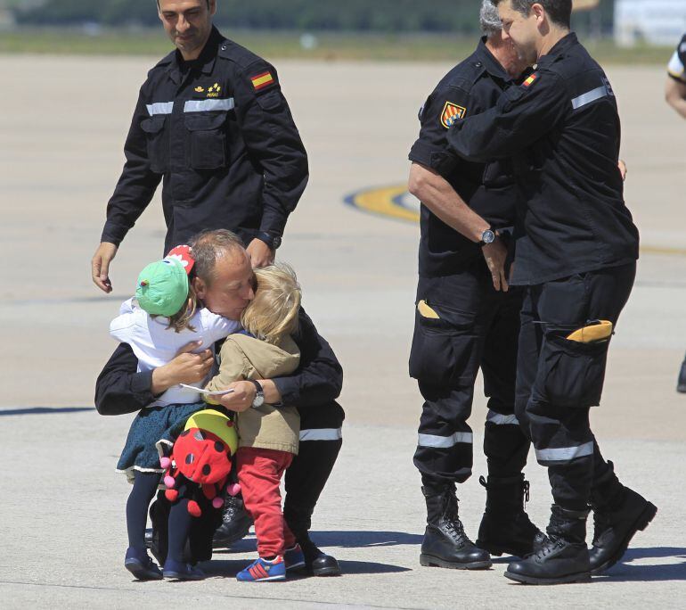 Los equipos de la Unidad Militar de Emergencias (UME) y del Equipo de respuesta inmediata de la Comunidad de Madrid (Ericam), recibidos por familiares a su llegada a Madrid después de diez días en zonas de Ecuador afectadas por el terremoto, donde partici