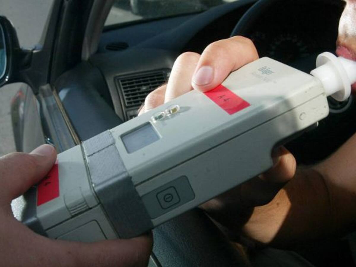 Lo sorprenden dos veces sin carné y bebido al volante