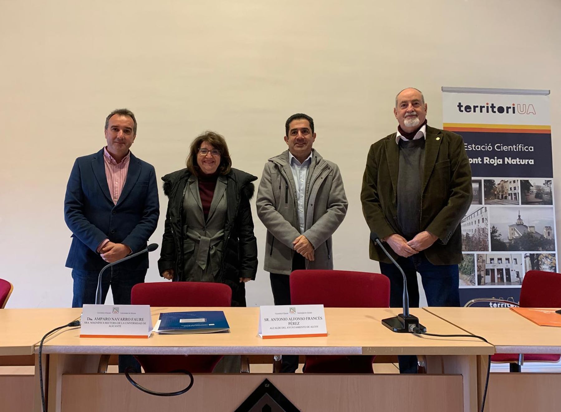 Un instante del acto en el que tuvo lugar el cambio de directores de la Estación Científica Font Roja Natura con el alcalde de Alcoy y la rectora de la UA