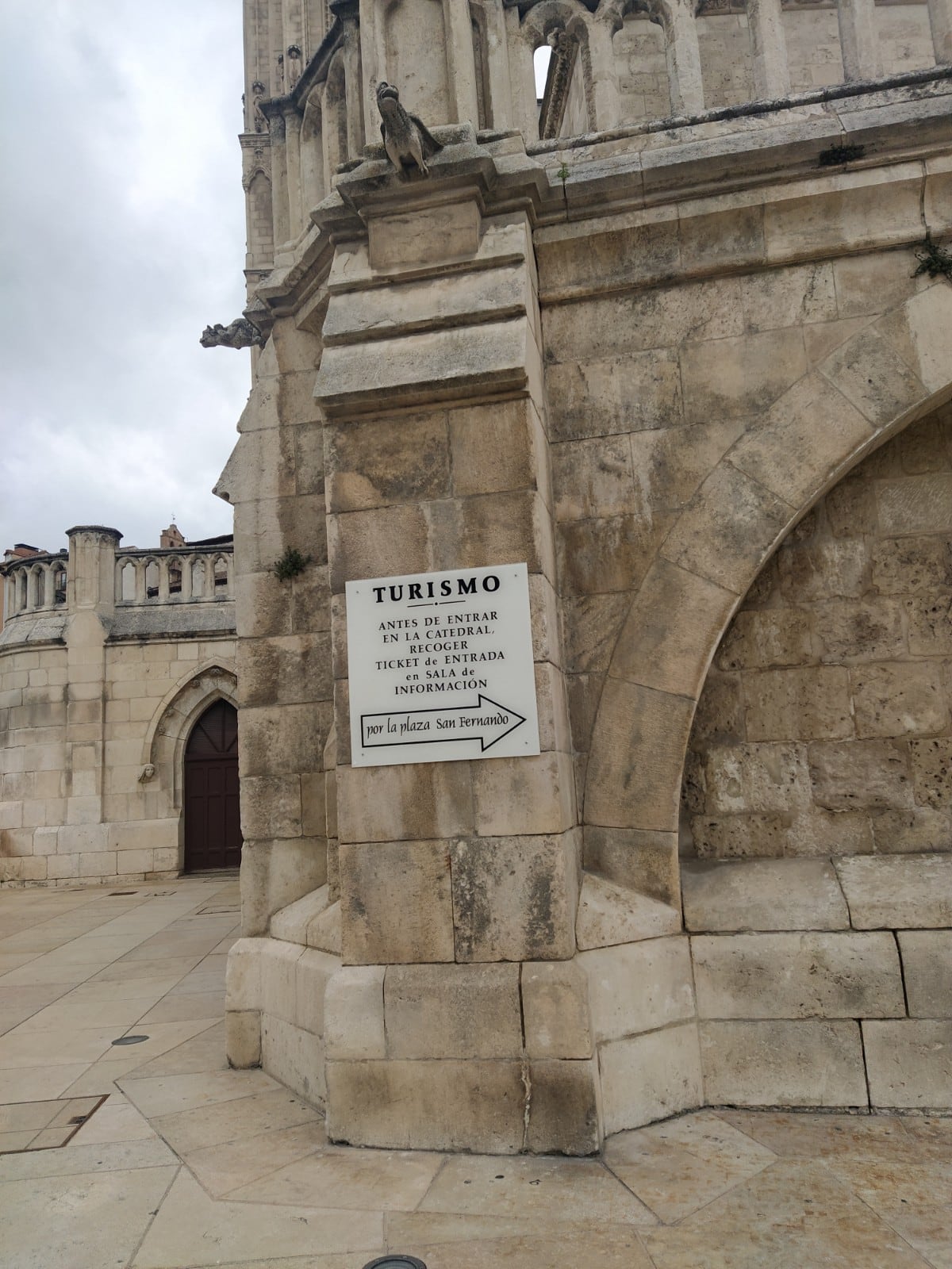 Señalización de la Oficina de Turismo de la Catedral de Burgos