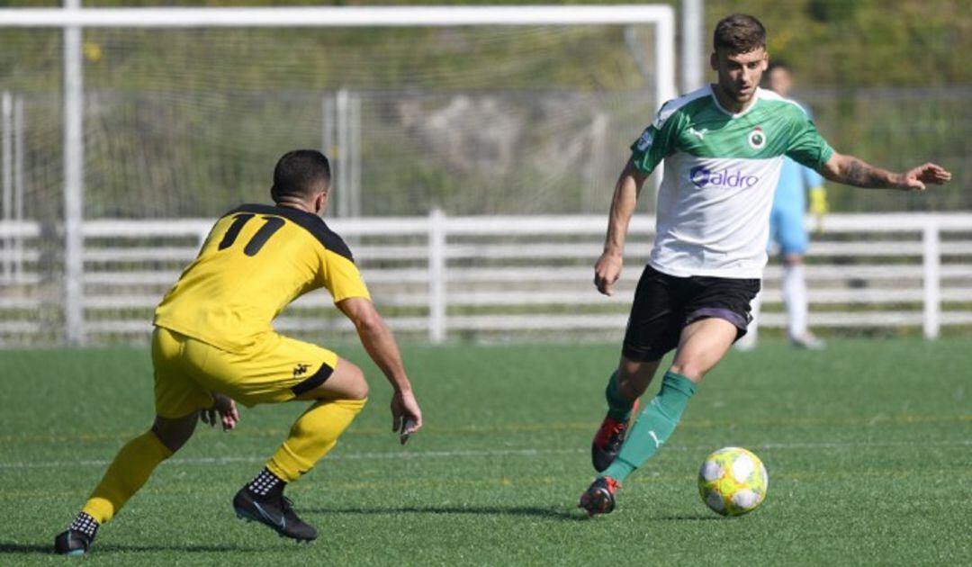 Mirapeix controla el balón durante un partido contra el Bezana en Villaescusa