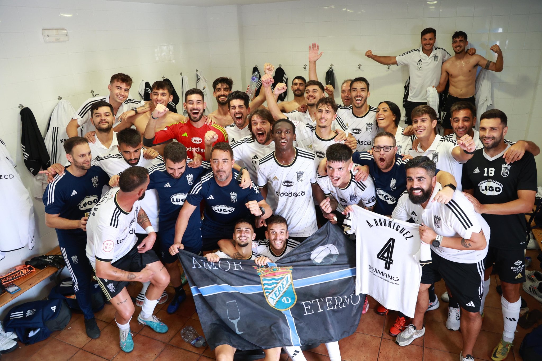 El Xerez CD celebra la victoria en el vestuario