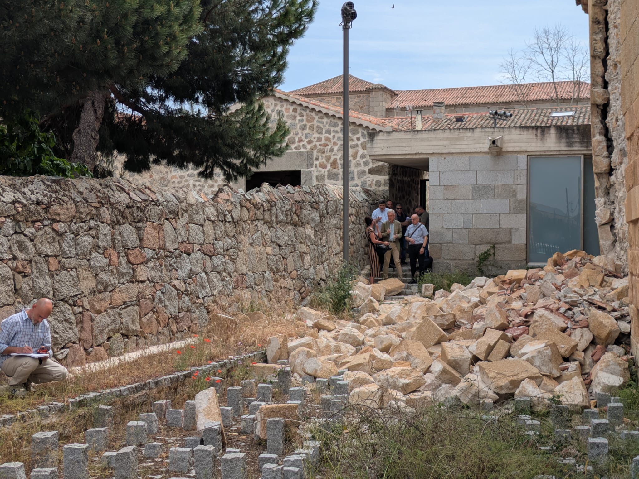 Técnicos en el paño norte de la iglesia de San Andrés de Ávila./ Ser Ávila