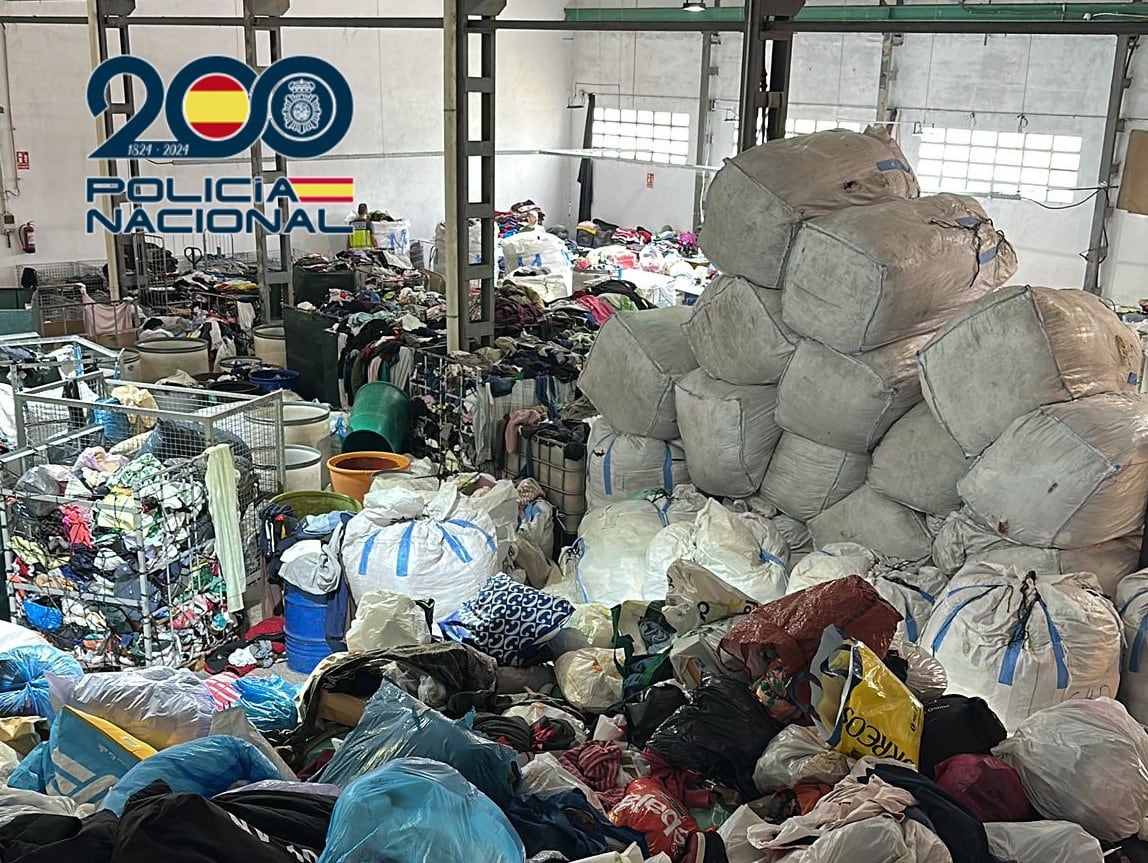 Las naves inspeccionadas por la Policía Nacional funcionaban como almacén logístico de receptación, selección, empaquetamiento y venta de la ropa sustraída