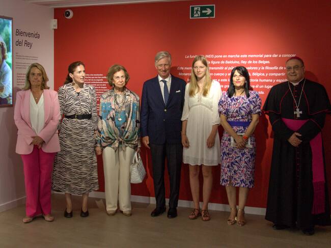 El rey Felipe de Bélgica (c) y la reina emérita Sofía (3-i) han inaugurado este lunes en Motril (Granada) una muestra permanente dedicada a los que fueran reyes de los belgas Balduino y Fabiola, con motivo del treinta aniversario del fallecimiento del monarca en la finca que poseía en esta localidad. En la foto, posando junto a la princesa Eleonore (3-d) y la presidenta de la Fundación INEIS, Leticia Ruiz de Ojeda (2-i), entre otros