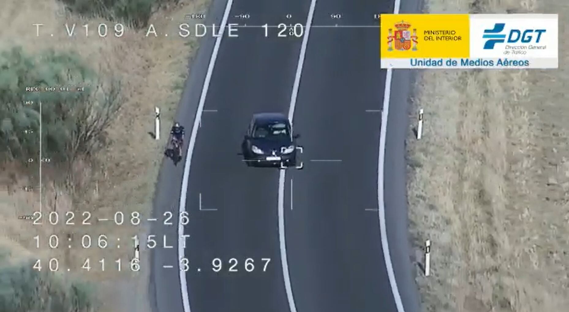 Un coche maniobrando frente a un ciclista.