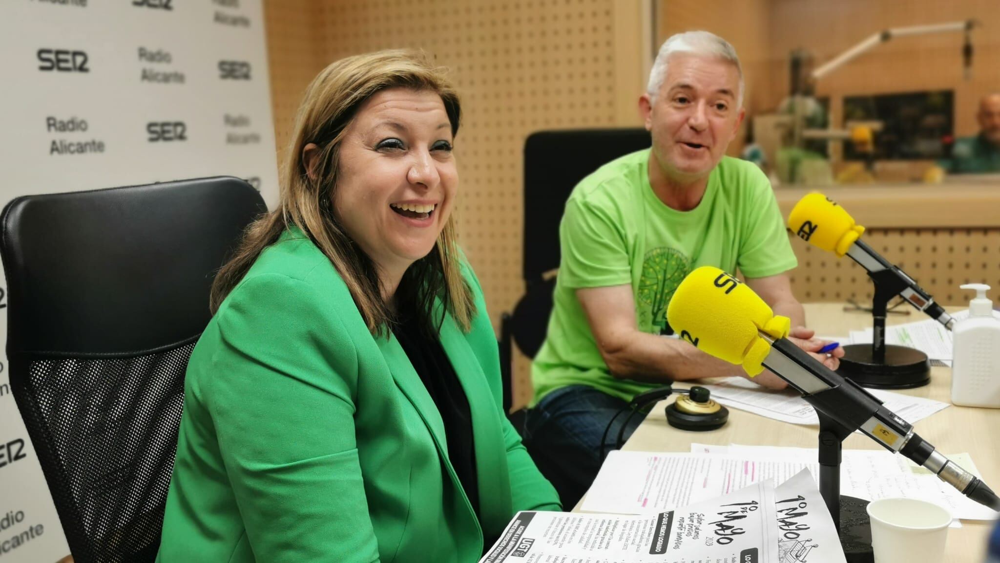 Yolanda Diaz, secretaria general de UGT en l&#039;Alacaní i la Marina y Paco García, secretario general de CCCOO en l&#039;Alacantí i les Marines, durante la entrevista en Radio Alicante