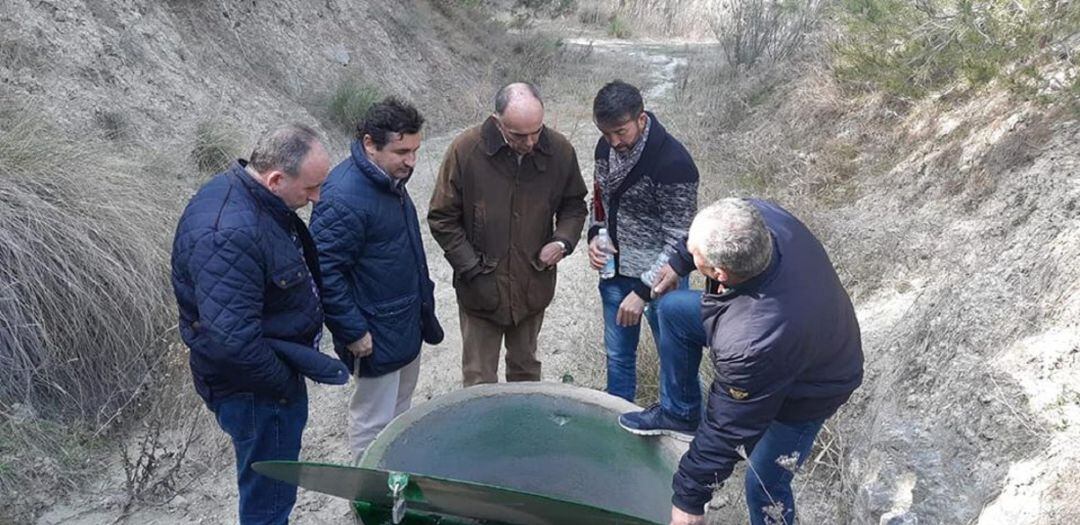 El equipo técnico inspecciona junto al alcalde de Huesa las actuales instalaciones de las conducciones