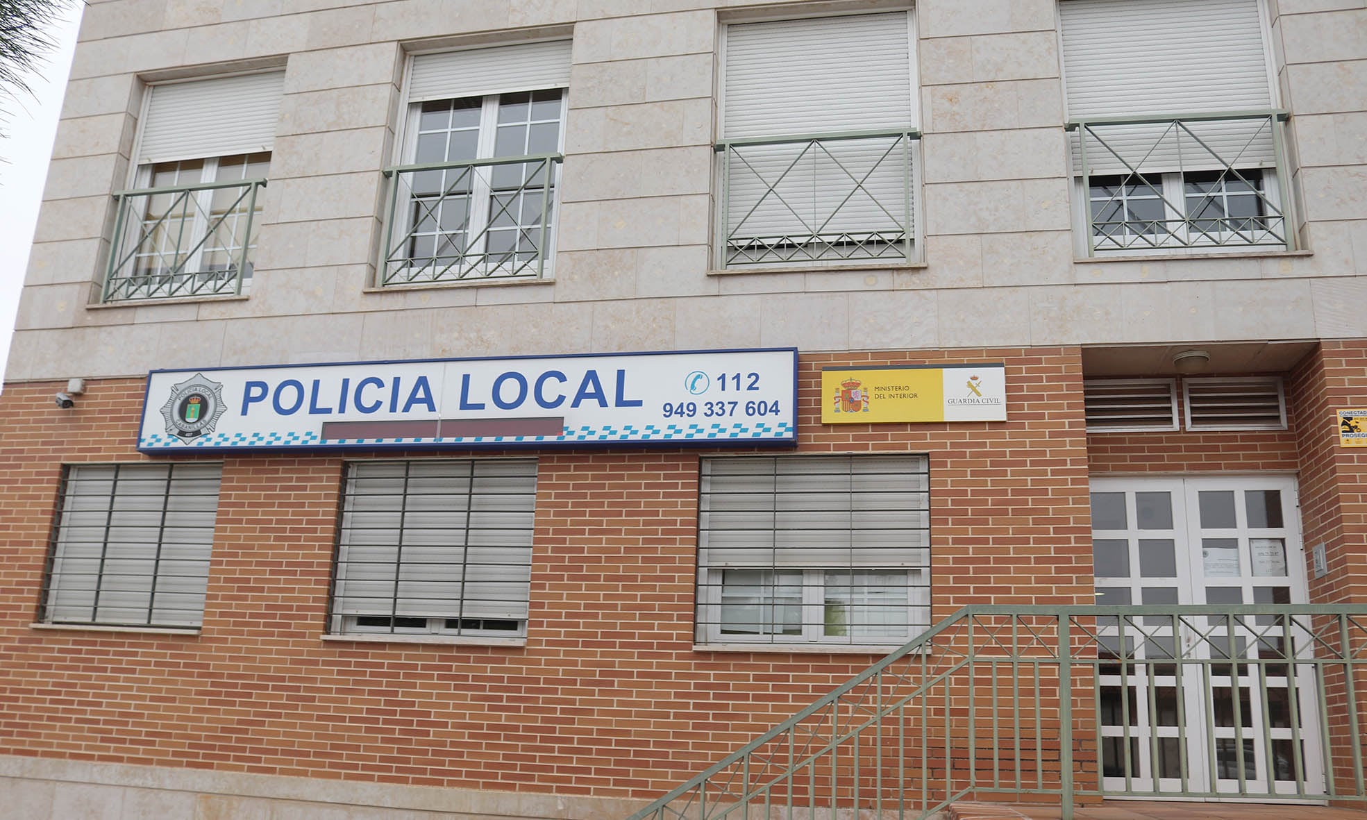 Entrada a las oficinas de Policía Local y Guardia Civil de Cabanillas