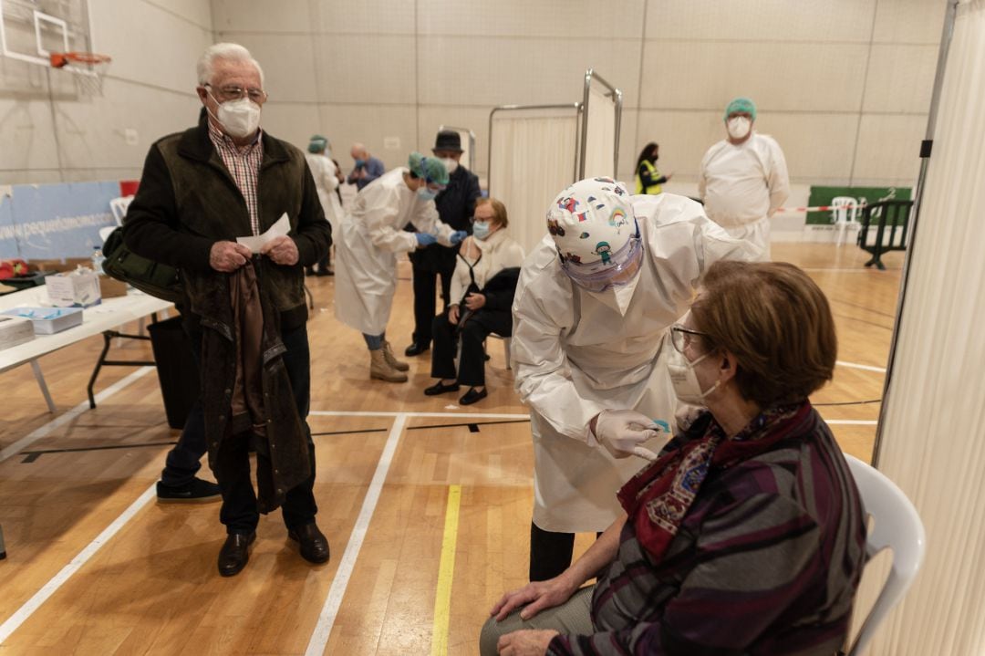Una mujer recibe la primera dosis de la vacuna contra la Covid-19 en un dispositivo instalado en el pabellón del polígono Cabezo Beaza, en Cartagena, Murcia 