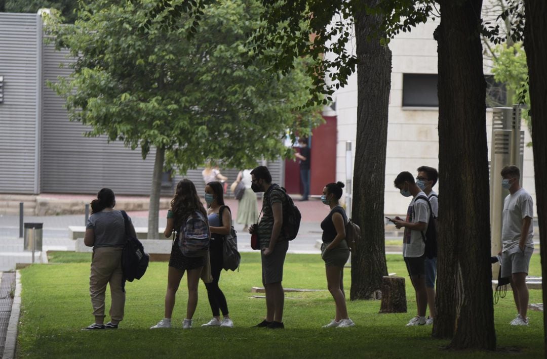 Un grupo de estudiantes, en el campus de la Universidad Politécnica de Valencia, el día del comienzo de los exámenes de selectividad 2021