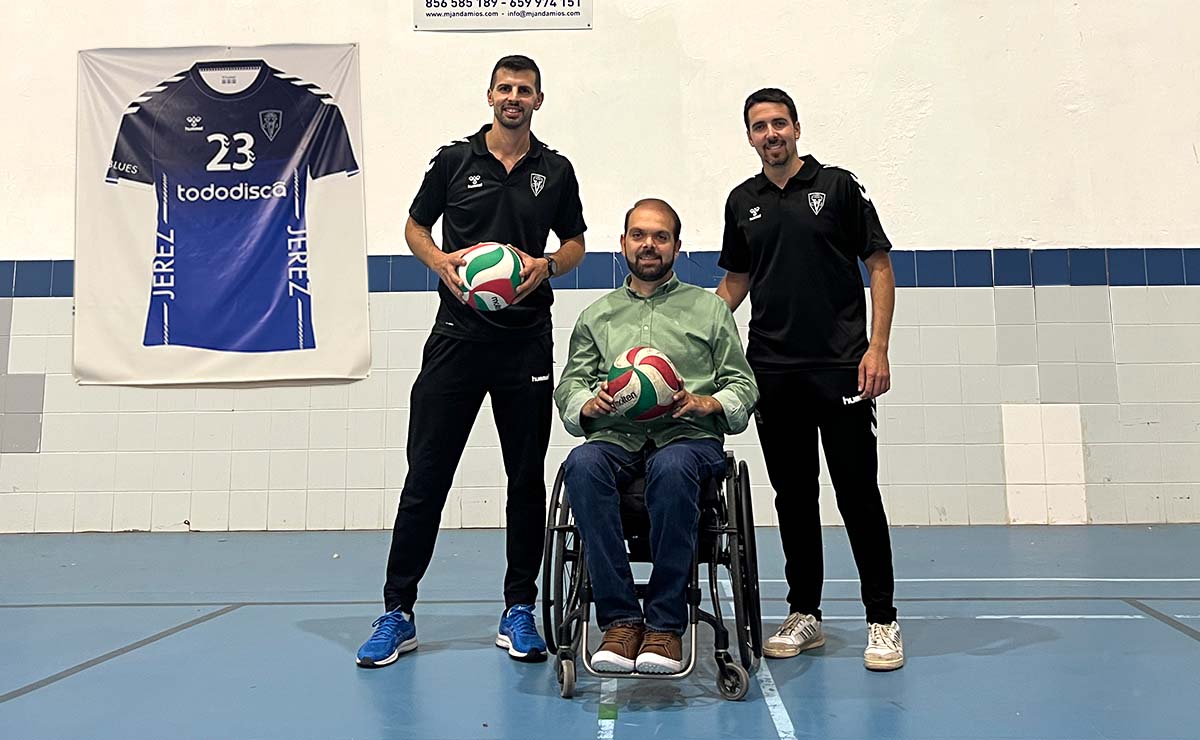 Francisco Zuasti junto a miebros del Club Voleibol Jerez