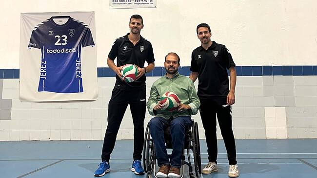 Francisco Zuasti junto a miebros del Club Voleibol Jerez