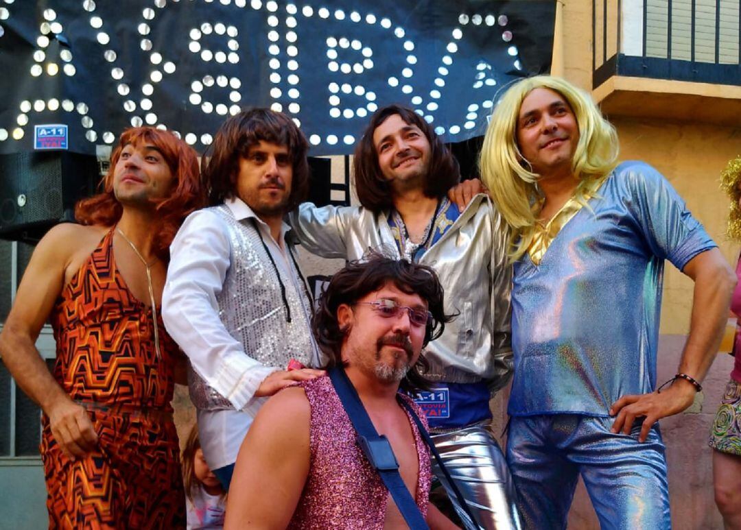 Miguel Patín -arriba, 1º por la izq.- junto a varios amigoss durante uno de los San Roques pasados.