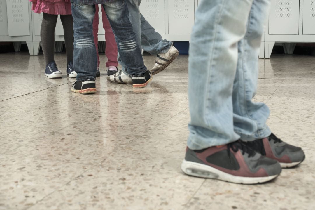 Jóvenes en los pasillos de un colegio