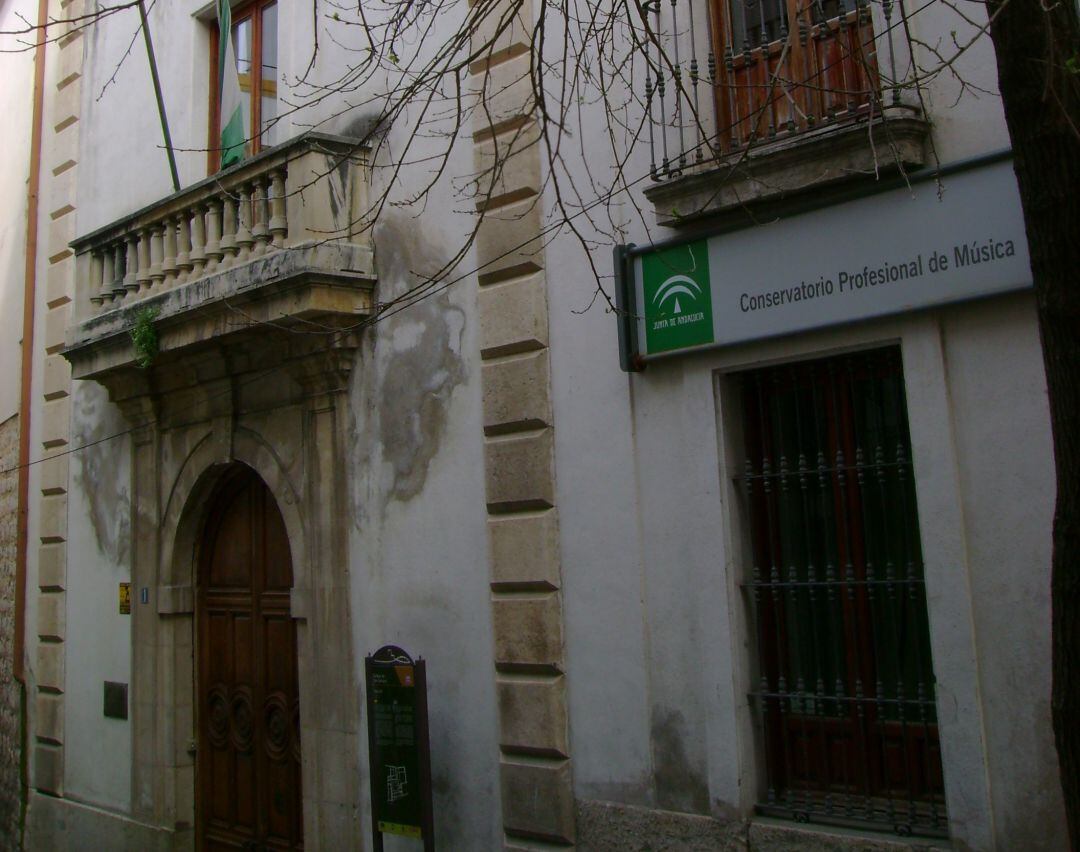 Acceso al Conservatorio de Música de la capital.