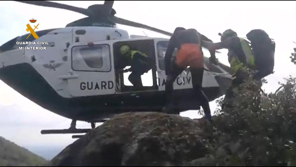 El helicóptero de rescate en montaña de la Guardia Civil efectuando el rescate del barranquista accidentado en el Barranco Vadillo