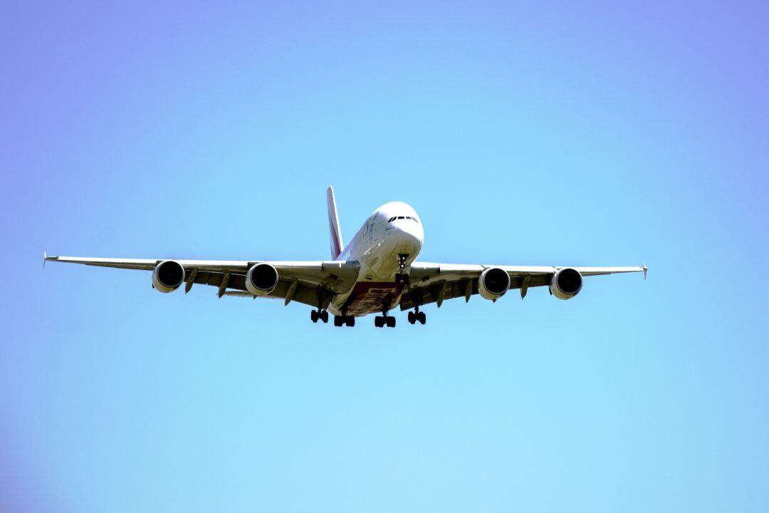 Un avió aterrant a l'aeroport del Prat