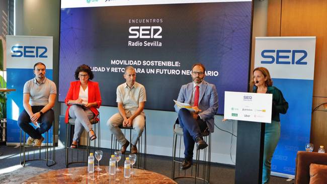 De izquierda a derecha, el portavoz de &#039;Sevilla se Mueve&#039;,  Manuel Fernández, la presidenta de Facua Sevilla, Rocío Algeciras, el experto en Ecología Urbana, Manu Calvo, el director general de Movilidad, José Lorenzo, y la periodista de la Cadena SER Sonsoles Ferrín.