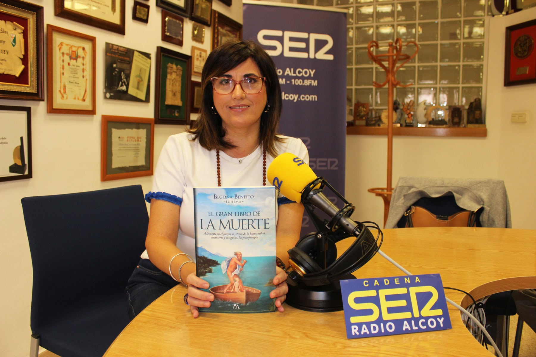 Begoña Beneito con un ejemplar de la obra &#039;El gran libro de la muerte&#039; en el estudio central de Radio Alcoy