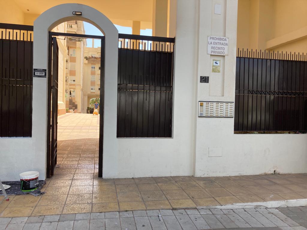 Portal del bloque de viviendas donde residía Ángela, en calle Carril del Capitán (Málaga). Rafael Díaz. Cadena SER.