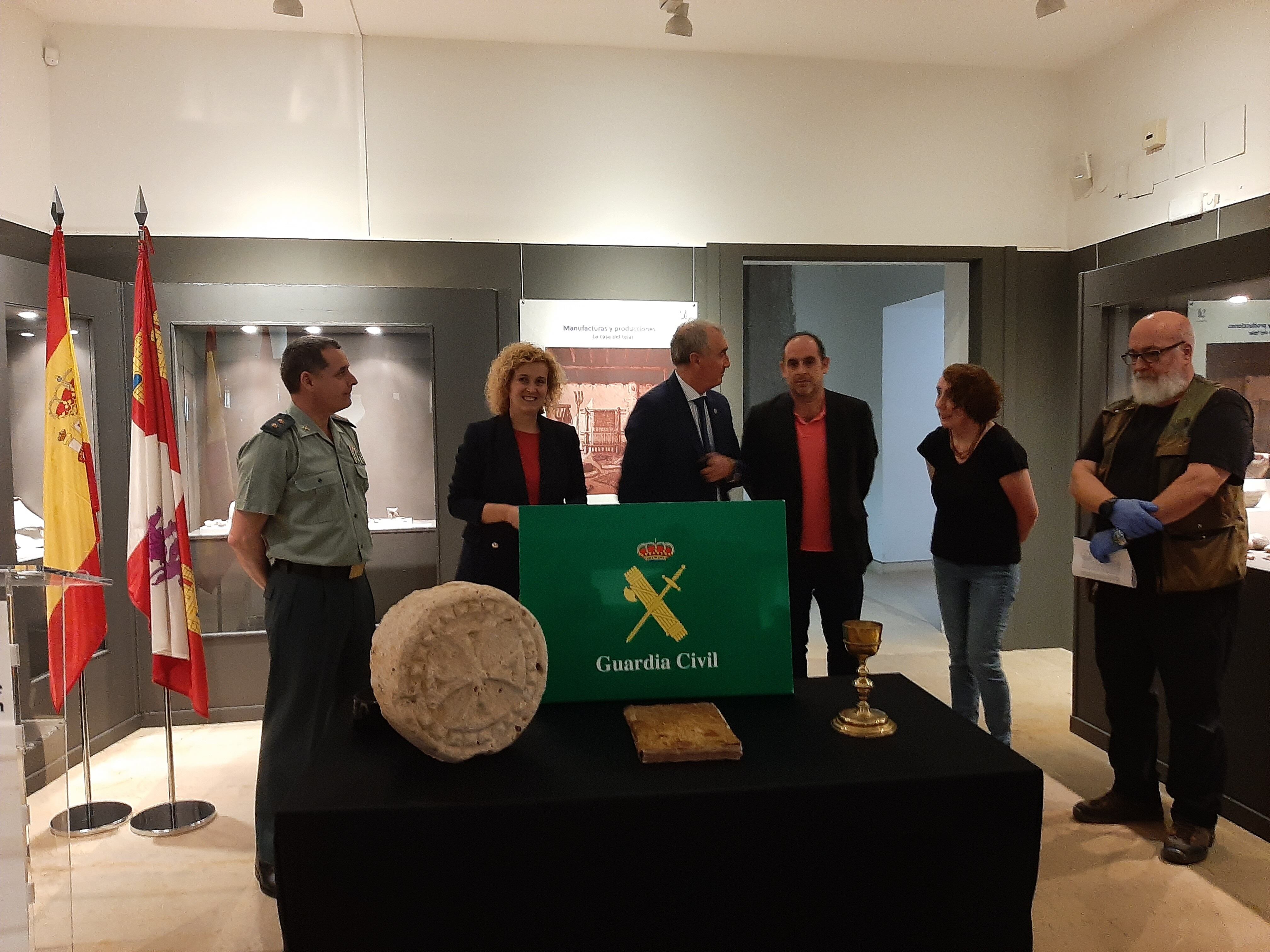 La Guardia Civil entrega al Museo de Segovia tres piezas que se ofertaban en portales de venta on line