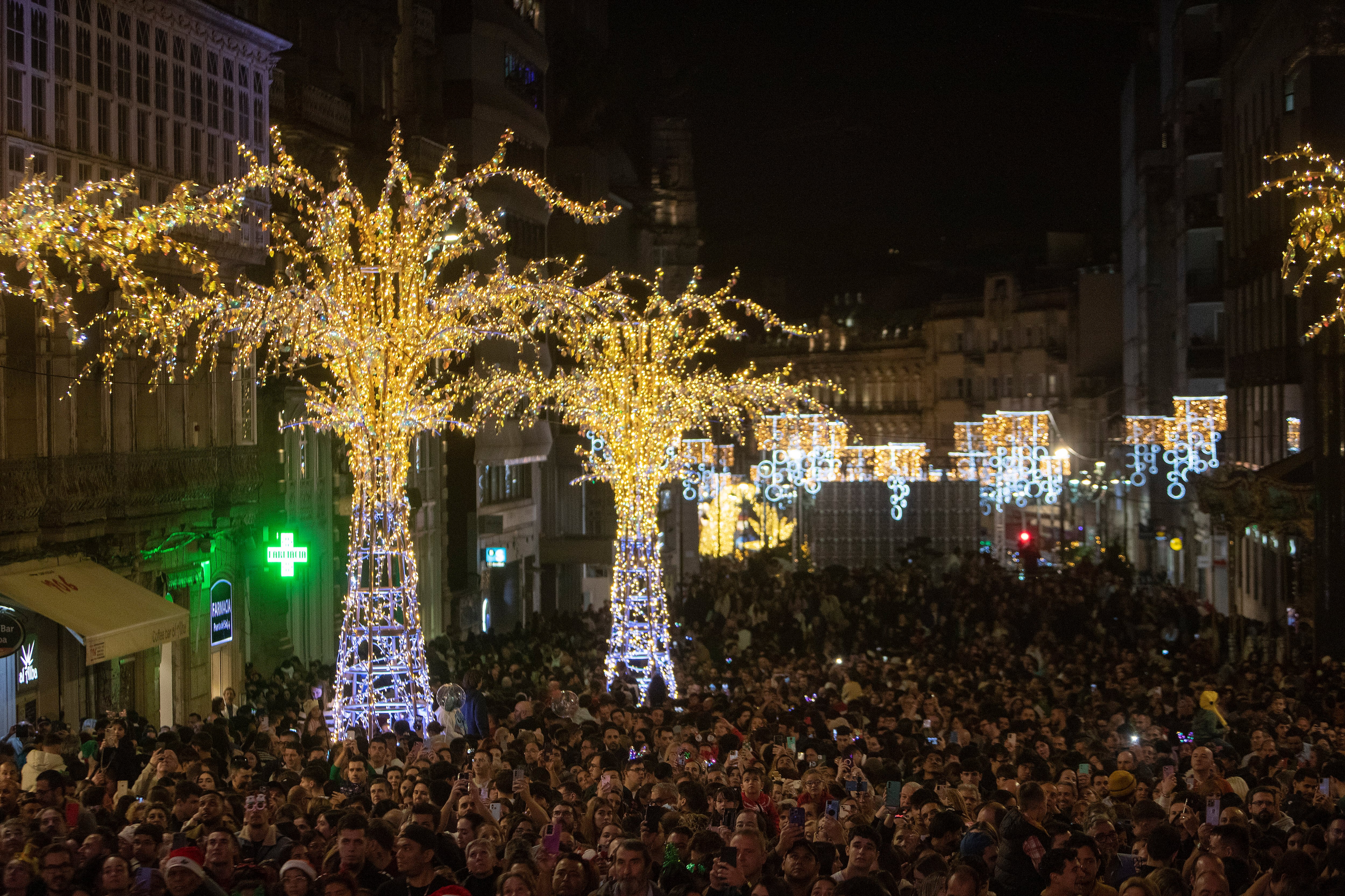 VIGO (PONTEVEDRA), 16/11/2024.- Detalle de un momento del encendido de las luces de Navidad en Vigo por parte del alcalde Abel Caballero, este sábado. EFE / Salvador Sas
